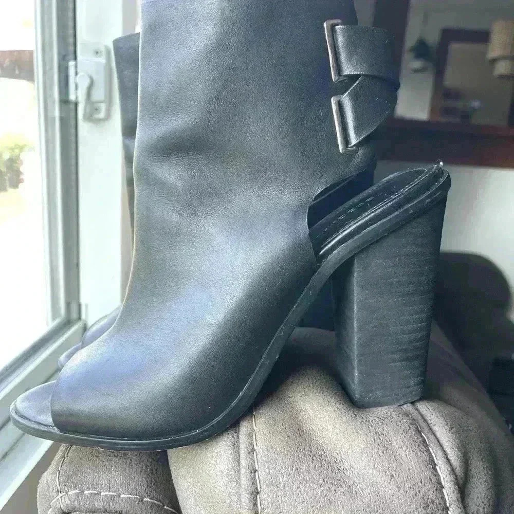 Sandal booties